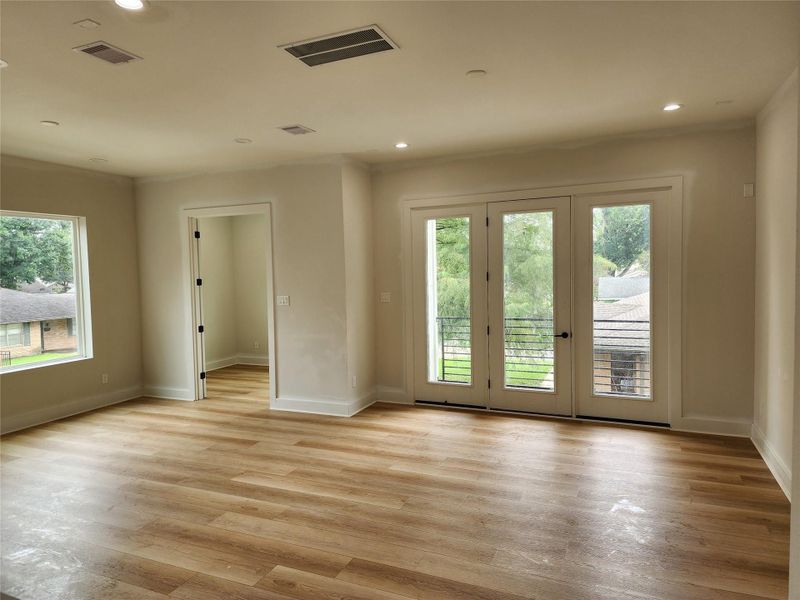SPACIOUS LIVING ROOM FULL OF NATURAL LIGHT AND A FULL BALCONY FOR THAT MORNIG CUP OF COFEE.