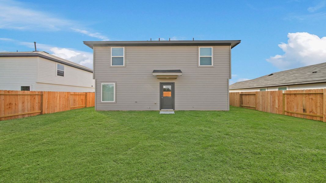 Exterior details and patio area of a home in Silverthorne, Conroe (Image 3).