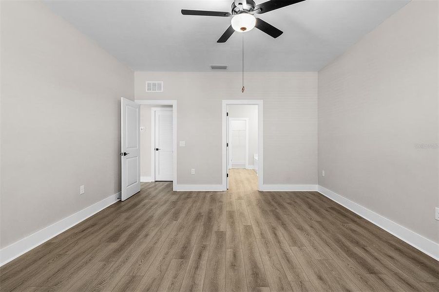 Spacious, unfurnished interior of a new home in , Port Charlotte (Image 12).