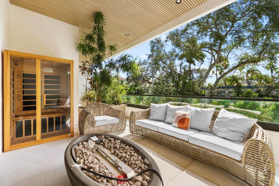 Exterior details and patio area of a home in , Fort Lauderdale (Image 4).
