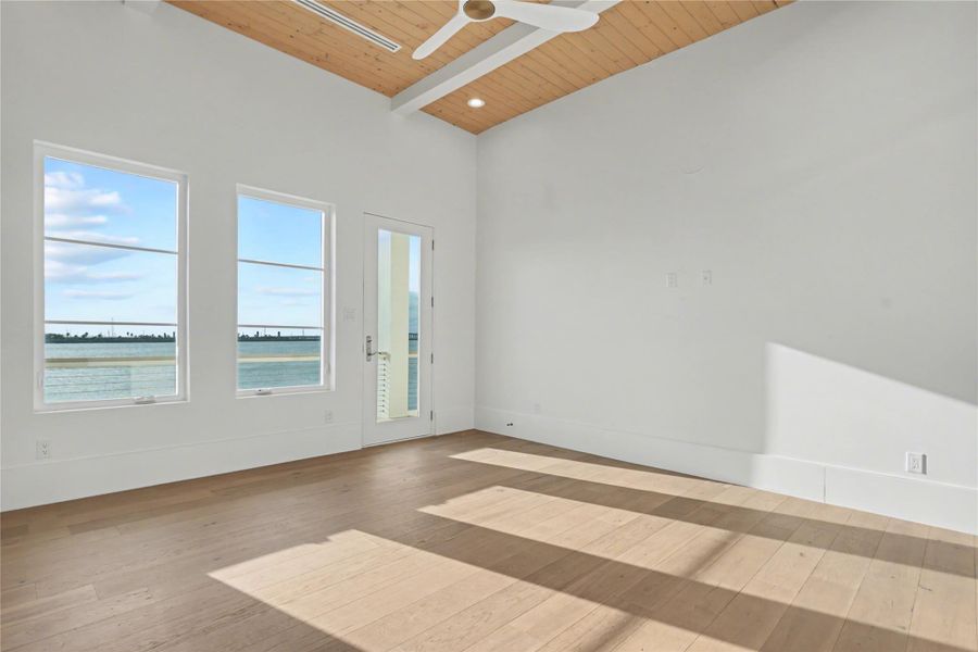 Spacious, unfurnished interior of a new home in , Galveston (Image 20).