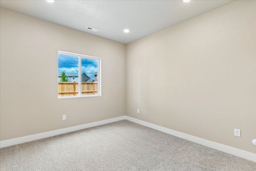Spacious, unfurnished interior of a new home in Aspen Meadows, Colorado Springs (Image 37).