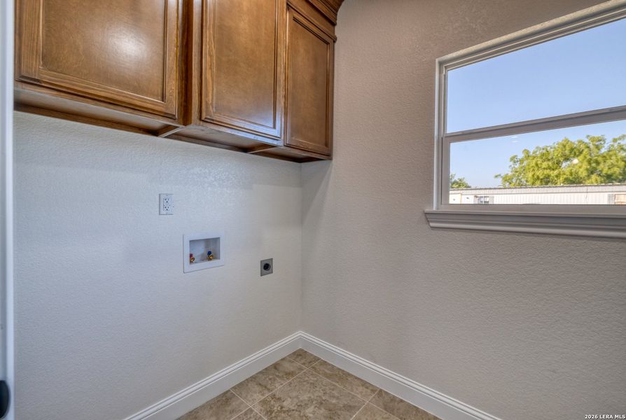 Spacious, unfurnished interior of a new home in , Eagle Pass (Image 19).