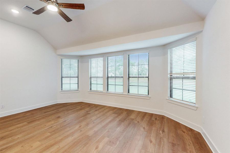 Spacious, unfurnished interior of a new home in Sorella, Tomball (Image 33).