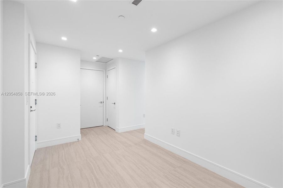 Spacious, unfurnished interior of a new home in One Park Tower, Miami (Image 46).
