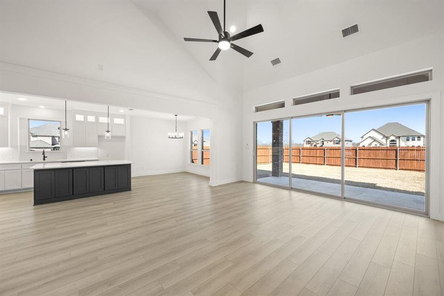 Spacious, unfurnished interior of a new home in High Country, Burleson (Image 15).