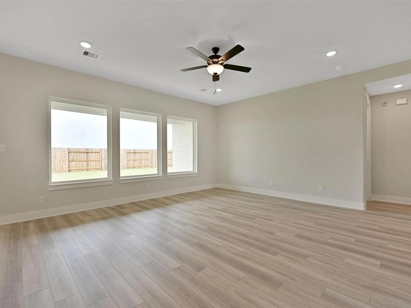 Spacious, unfurnished interior of a new home in Lago Mar, Texas City (Image 27).