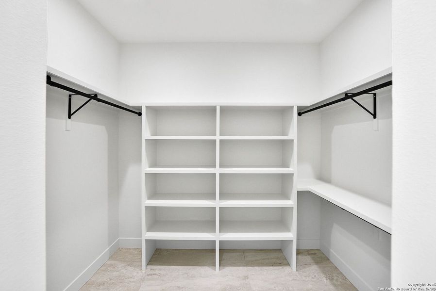 Spacious, unfurnished interior of a new home in , Bandera (Image 22).