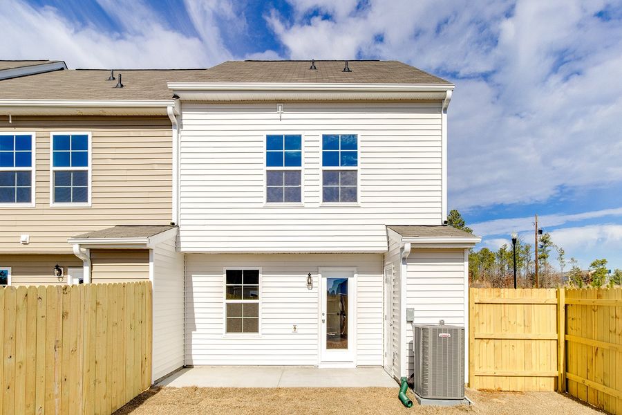 Exterior details and patio area of a home in Astoria, Columbia (Image 18).
