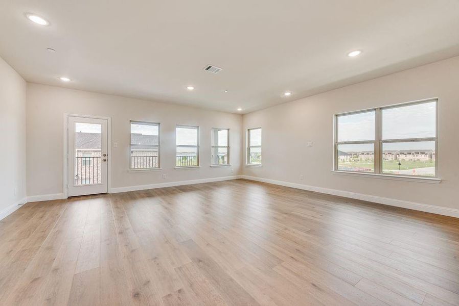 Spacious, unfurnished interior of a new home in Bayside, Rowlett (Image 25).