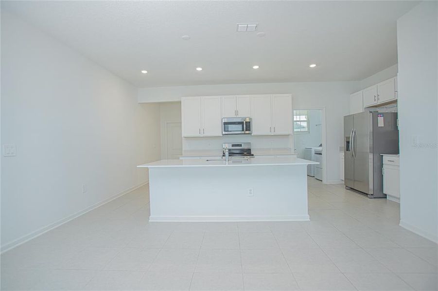 Spacious, unfurnished interior of a new home in Tohoqua, Kissimmee (Image 19).