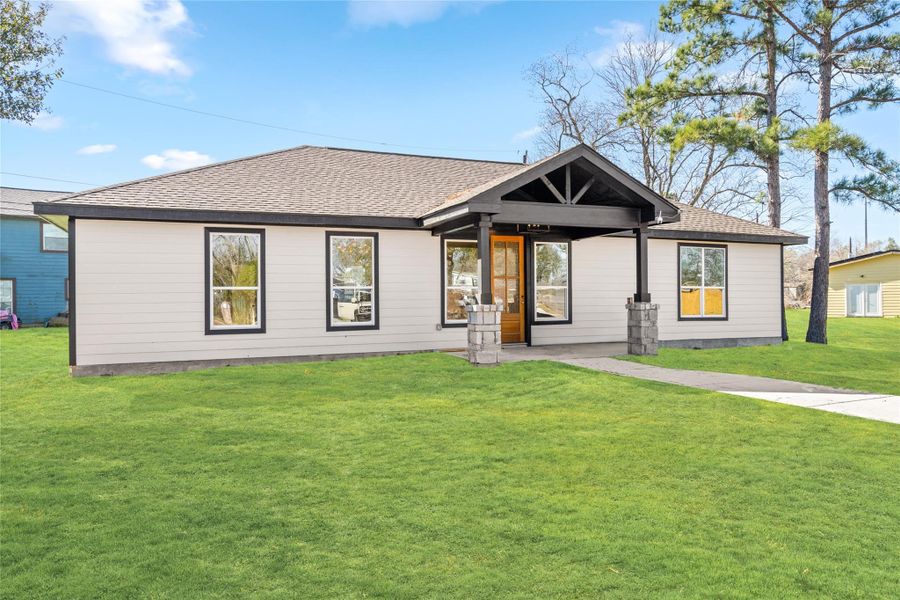 This closer angle emphasizesthe expansive driveway andwell-kept lawn, highlightingthe property’s curb appealand thoughtful exteriordesign.