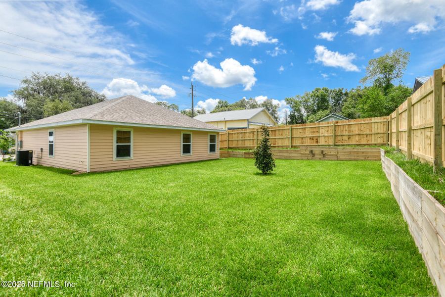 Exterior details and patio area of a home in , Palatka (Image 4).