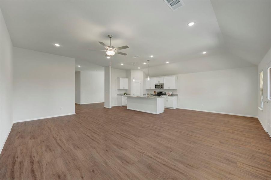 Spacious, unfurnished interior of a new home in Sanderos, Fort Worth (Image 27).