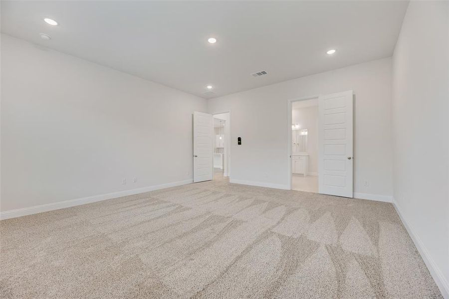 Spacious, unfurnished interior of a new home in Bayside, Rowlett (Image 34).