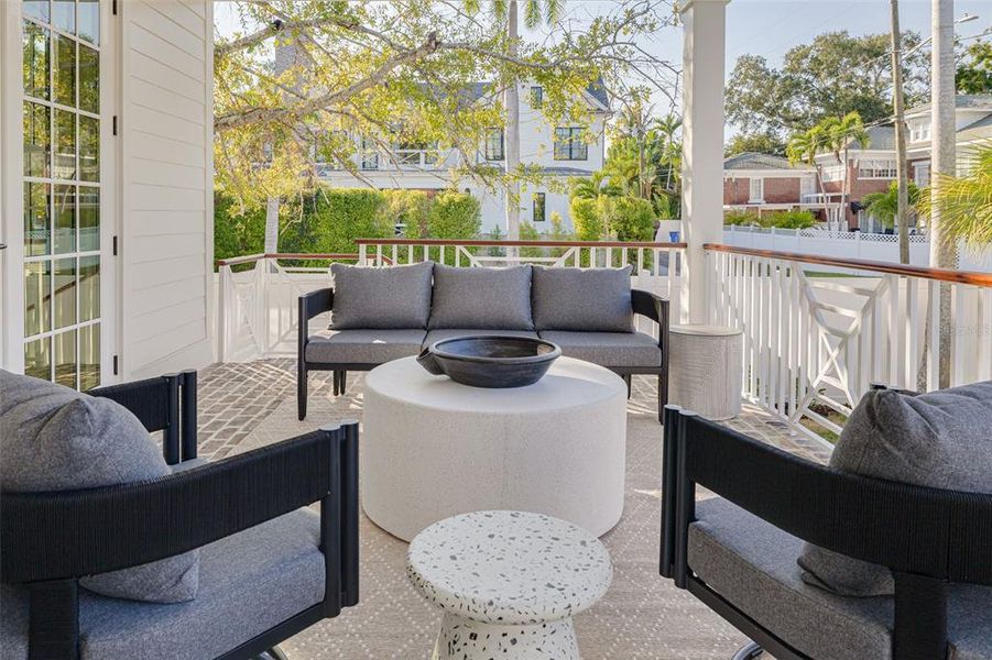 Exterior details and patio area of a home in , St. Petersburg (Image 40).