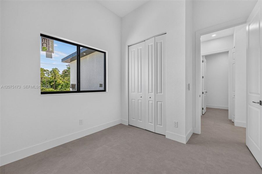 Spacious, unfurnished interior of a new home in , Cape Coral (Image 34).
