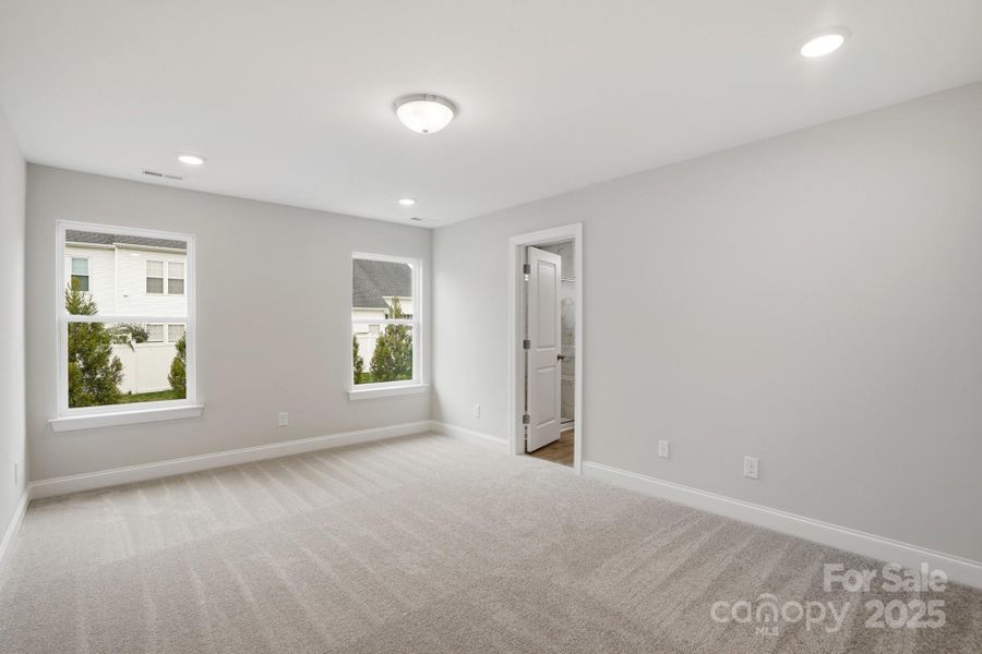 Spacious, unfurnished interior of a new home in Harrisburg Village, Harrisburg (Image 35).