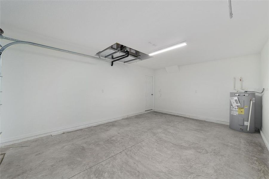 Spacious, unfurnished interior of a new home in , Belleview (Image 34).