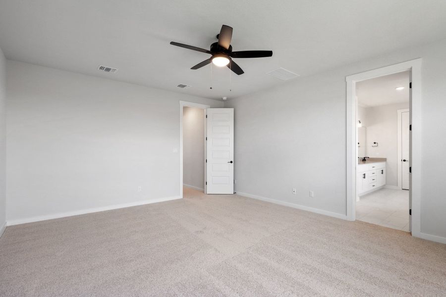 Spacious, unfurnished interior of a new home in Lariat, Liberty Hill (Image 39).