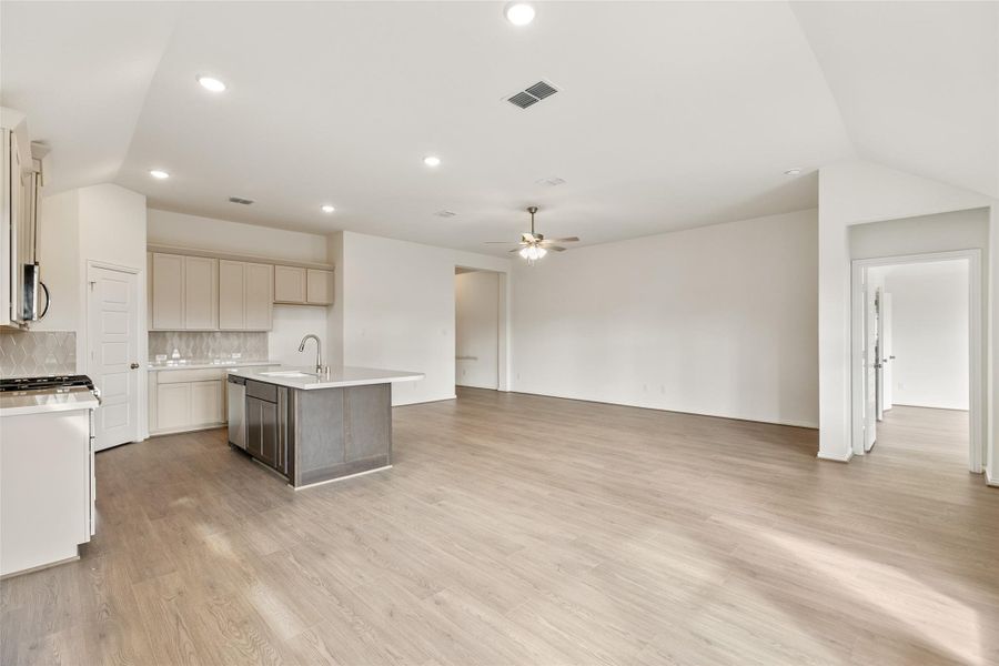 Spacious, unfurnished interior of a new home in Coastal Point, League City (Image 19).
