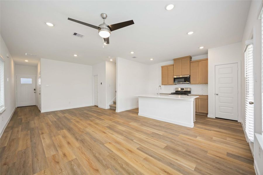 Spacious, unfurnished interior of a new home in Pinehaven, Houston (Image 13).