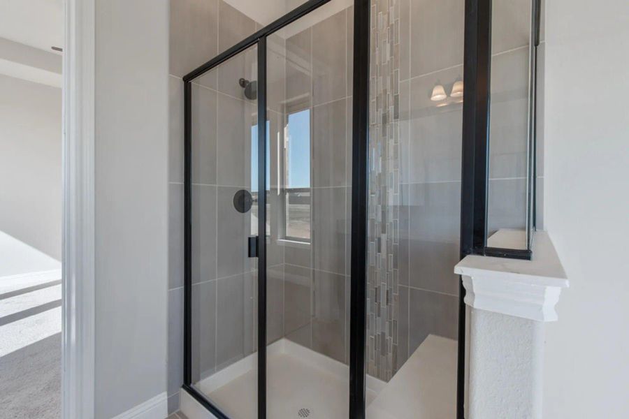 Primary Bathroom | Concept 2586 at Hidden Creek Estates in Van Alstyne, TX by Landsea Homes