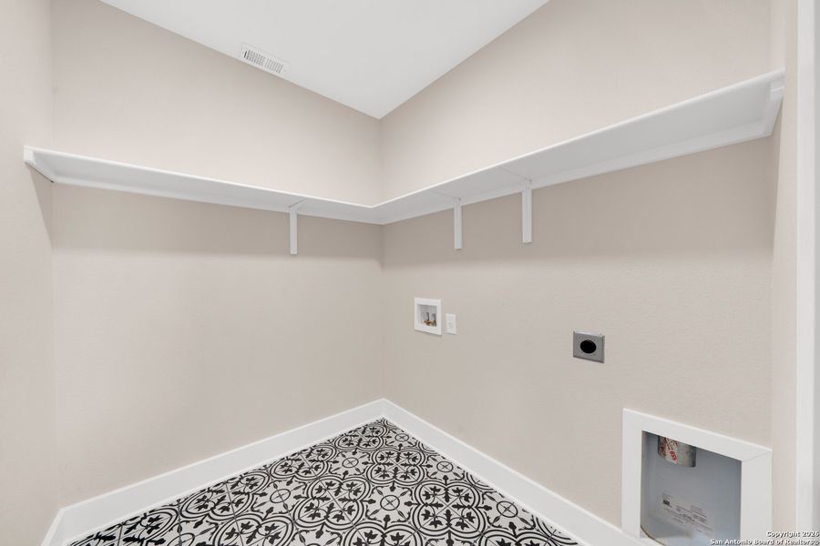 Spacious, unfurnished interior of a new home in , San Antonio (Image 20).