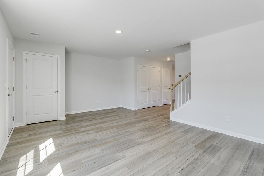 Spacious, unfurnished interior of a new home in Astoria, Columbia (Image 13).