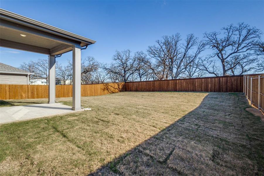 Exterior details and patio area of a home in Eagle Creek, Denton (Image 3).