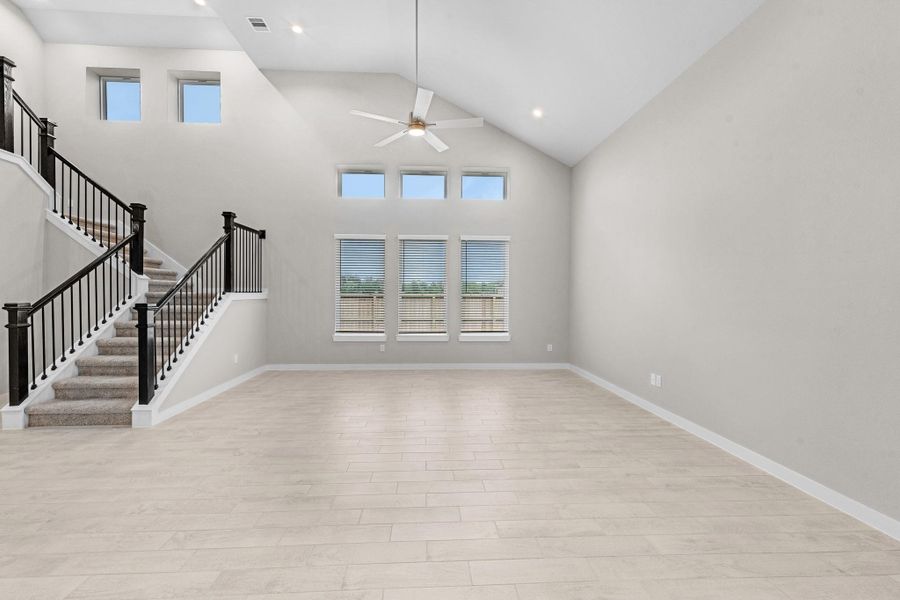 Spacious, unfurnished interior of a new home in Barton Creek Ranch, Conroe (Image 14).