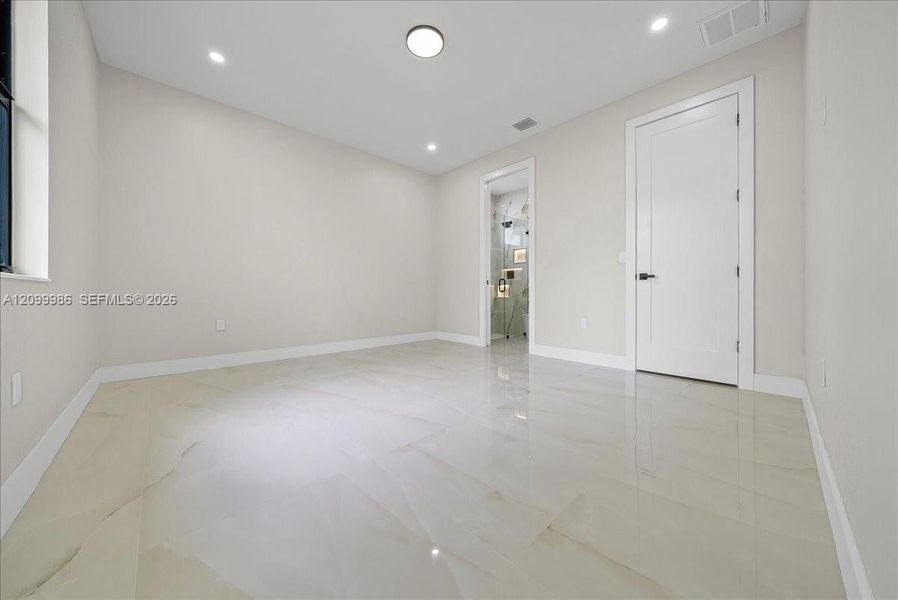 Spacious, unfurnished interior of a new home in , Lehigh Acres (Image 22).