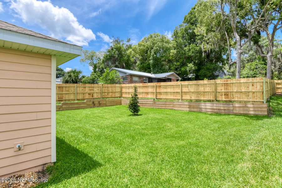 Exterior details and patio area of a home in , Palatka (Image 3).