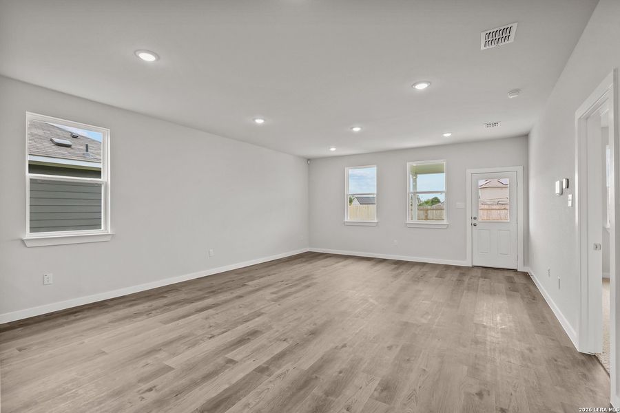 Spacious, unfurnished interior of a new home in Cinco Lakes, San Antonio (Image 27).