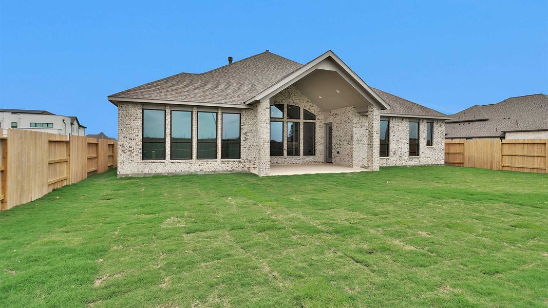 Exterior details and patio area of a home in Valencia, Manvel (Image 3).