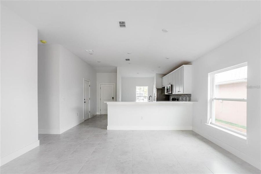 Spacious, unfurnished interior of a new home in , Port Charlotte (Image 20).