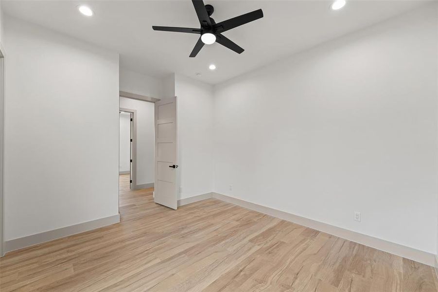 Spacious, unfurnished interior of a new home in , Malakoff (Image 23).