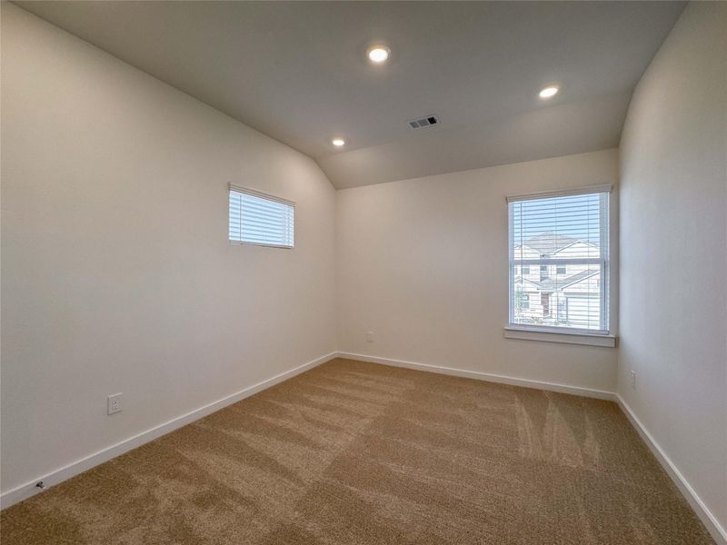 Spacious, unfurnished interior of a new home in Creekhaven, Rosharon (Image 11).