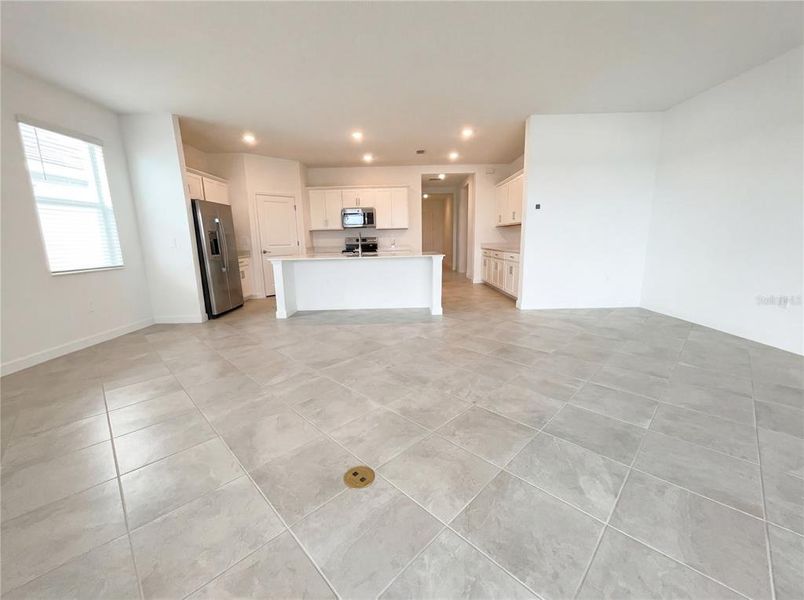 Spacious, unfurnished interior of a new home in Harbor East, Port Charlotte (Image 21).