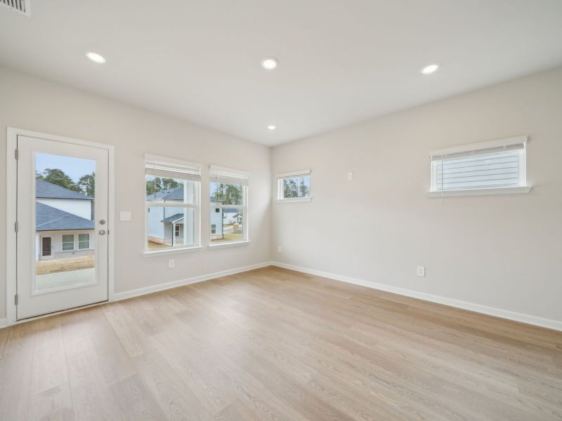 Spacious, unfurnished interior of a new home in Hawthorne Station, College Park (Image 11).