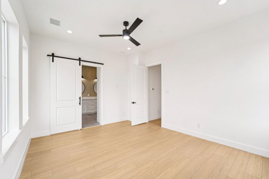 Spacious, unfurnished interior of a new home in , Houston (Image 23).