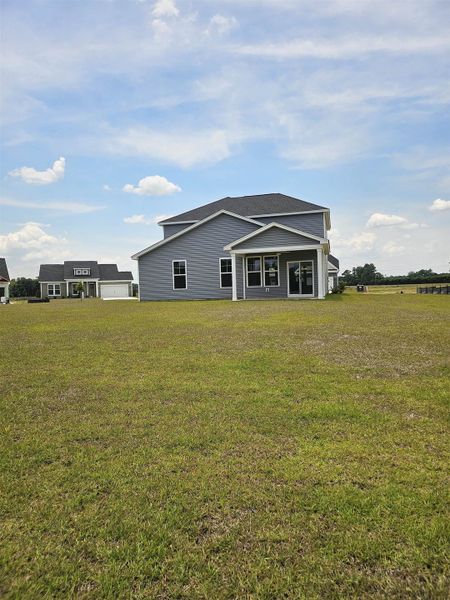 Exterior details and patio area of a home in Edgefield, Loris (Image 3).