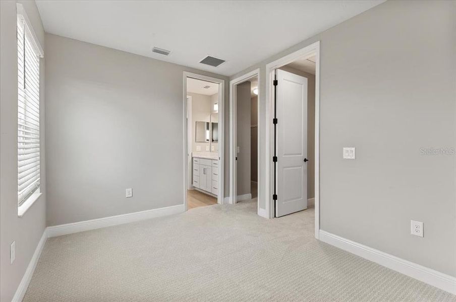 Spacious, unfurnished interior of a new home in , Sarasota (Image 33).