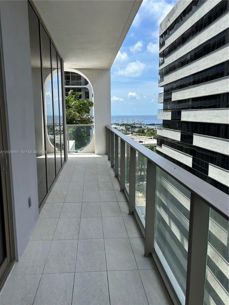 Condo located in Miami, FL showcasing its design and architecture (Image 3).