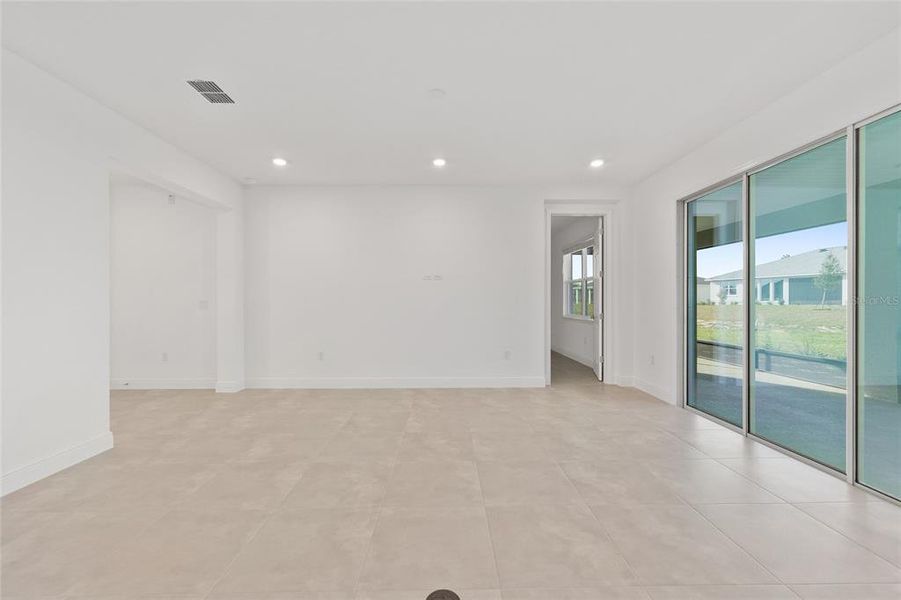 Spacious, unfurnished interior of a new home in , Ocala (Image 28).