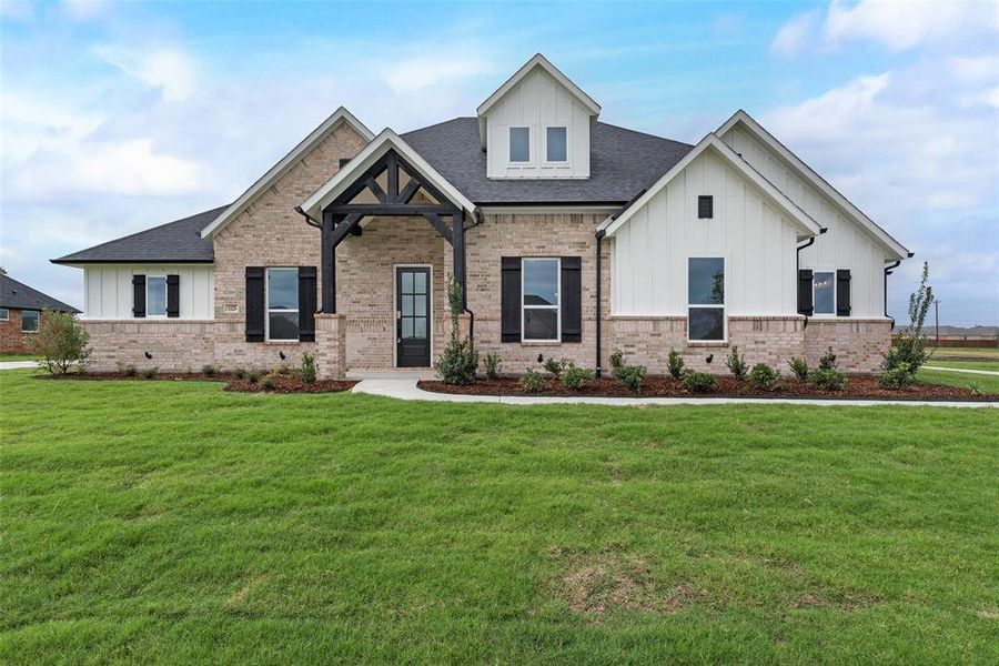 View of front facade featuring a front lawn