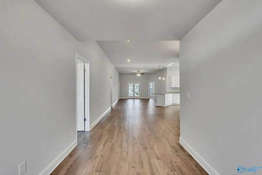 Spacious, unfurnished interior of a new home in Winding Oaks, Weeki Wachee (Image 10).