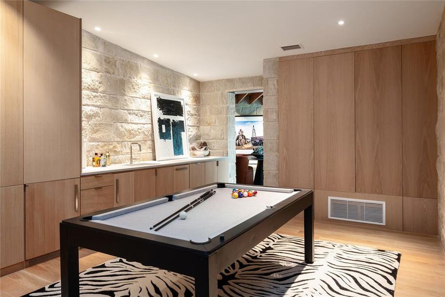 Furnished interior view inside a new home in , Malakoff (Image 19).