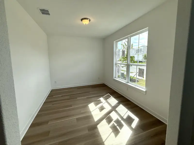 Spacious, unfurnished interior of a new home in Creeks Crossing, Elgin (Image 12).