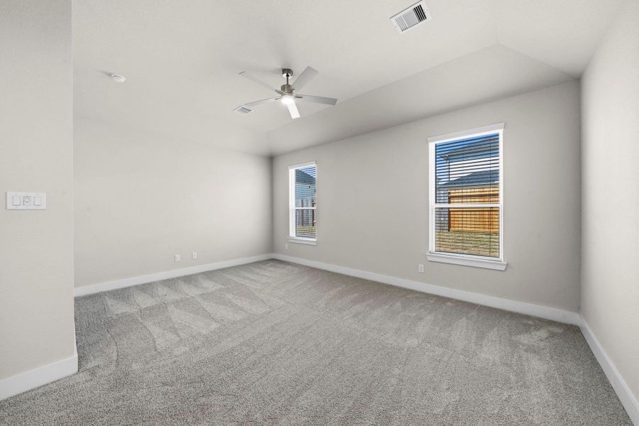 Spacious, unfurnished interior of a new home in Barton Creek Ranch, Conroe (Image 17).